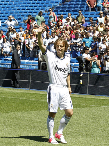 卫报：巴萨将凯恩视为取代莱万的首选目标，很可能激活违约金