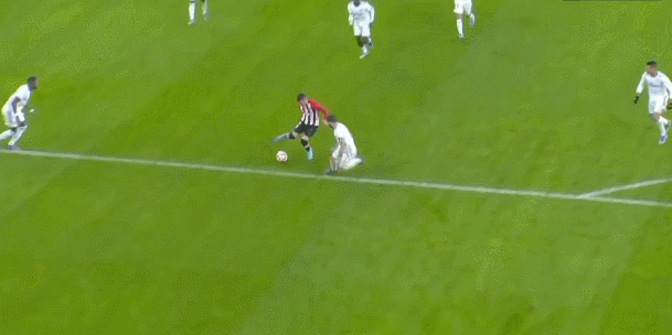 米兰0比1不敌拉齐奥，这场比赛再次证明，米兰需要一个中锋